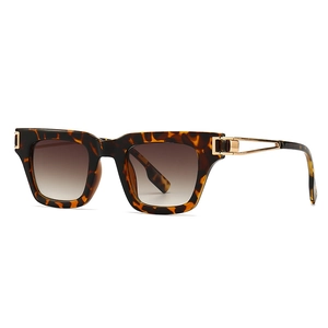 Lunettes de soleil carrées écaille avec verres dégradés et détails dorés sur les branches