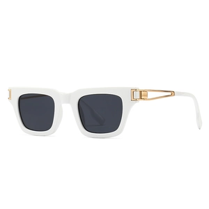 Lunettes de soleil carrées blanches chic avec verres foncés et branches en métal doré