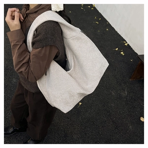 Detailed view of beige cotton-linen tote bag with side zipper for daily commute