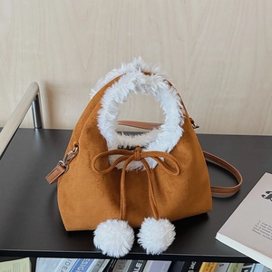 Sac bandoulière en daim marron avec bordure en fausse fourrure blanche et pompons