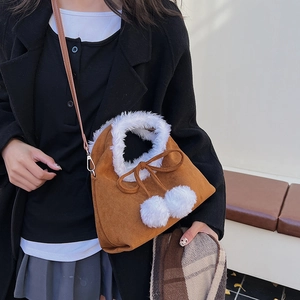 Sac bandoulière en daim marron avec bordure en peluche blanche et pompons doux