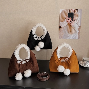 Trois sacs à main triangulaires en peluche mouton en café foncé, marron et noir