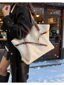 Dettaglio della borsa tote in peluche bianca con spalline in pelle marrone in inverno