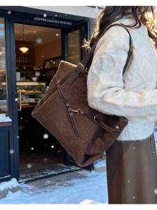 Détail du sac cabas en polaire marron avec anses en cuir et finitions métalliques