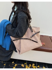 Détail du sac cabas beige en polaire avec lanières en cuir marron et boucle en métal