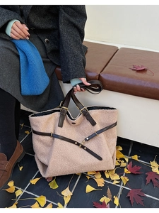 Détail du sac cabas en polaire sherpa avec sangles en cuir et boucles dorées