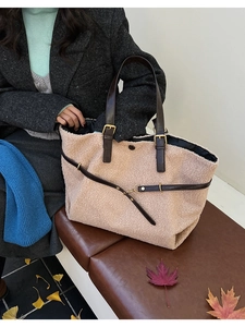 Gros plan détaillé du sac cabas en laine d'agneau avec lanières en cuir sur feuilles