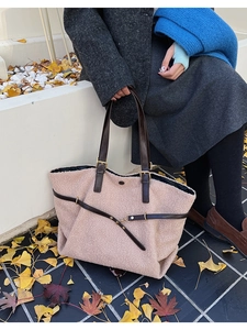 Dettaglio della borsa tote in pile rosa con spalline in pelle marrone e fibbie oro