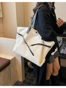 Détail du sac fourre-tout en peluche blanche avec bandoulière en cuir brun et boucle