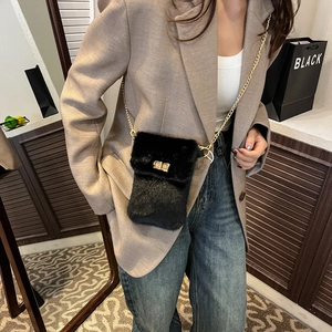 Petit sac bandoulière en fausse fourrure noire avec chaîne dorée et fermoir rotatif
