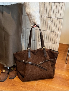 Détail du sac cabas en peau de mouton marron avec lanières en cuir et boucles