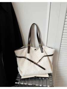 Détail du sac cabas blanc en fausse fourrure avec anses en cuir marron et boucle