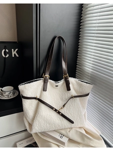 Détail du sac cabas blanc en fausse fourrure avec anses en cuir marron et boucles dorées