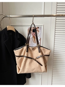 Détail du sac cabas beige en polaire avec sangle en cuir marron et boucle en métal