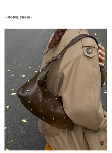 Detail der dunkelbraunen PU-Leder-Hobobag mit silbernen Nieten und Trageriemen