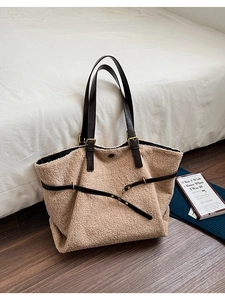 Détail du cabas en polaire camel avec lanières en cuir marron et boucles vintage