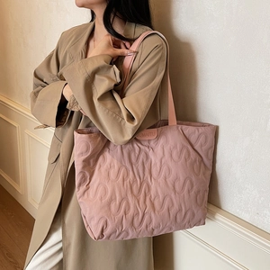 Pink quilted tote bag with S-pattern stitching and JUMAITU label for women's daily commute