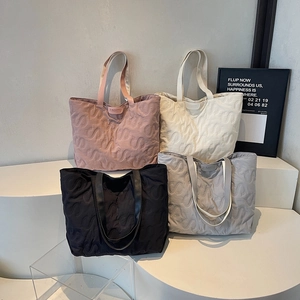 Quilted tote bags in four colors featuring stylish S-pattern stitching and large capacity