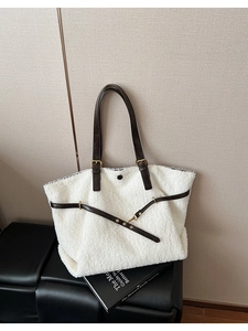 Détail du sac fourre-tout en peluche blanche avec bandoulières en cuir et boucle dorée