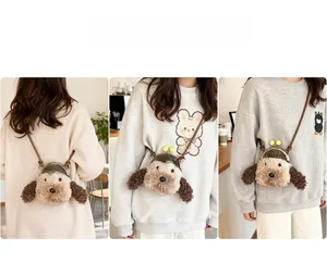Détail du sac bandoulière en peluche chien avec texture douce et fermoir clic-clac jaune
