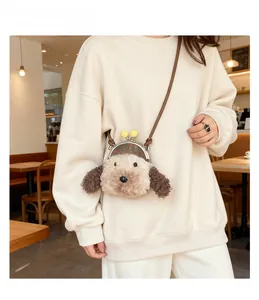 Détail du sac bandoulière en peluche chiot avec fermoir rétro et lanière en cuir