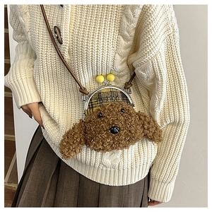 Détail du sac bandoulière chiot en peluche avec fermoir en métal jaune et logo fashion