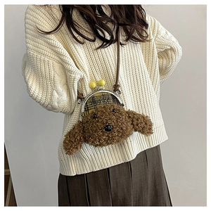 Détail du sac à bandoulière chien en peluche avec fausse fourrure brune et fermoir rétro