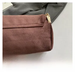 Detailaufnahme der mattierten Wildledertasche mit Ziernähten und Metallbeschlägen