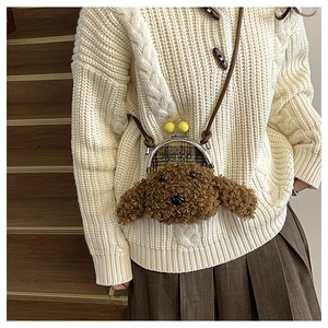 Détail du sac bandoulière chien peluche avec fermoir métal et doublure imprimée