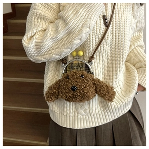 Détail du sac bandoulière chiot en peluche marron avec fermoir métallique et tissu à carreaux