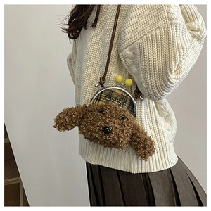 Détail du sac bandoulière en peluche chien avec tissu à carreaux et fermoir rétro en métal