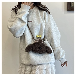 Détail du sac bandoulière chien peluche marron avec fermoir boule et fine lanière