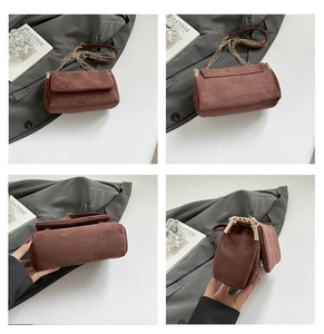 Detailansicht der braunen Wildledertasche mit Kettenriemen und Steppnaht-Details