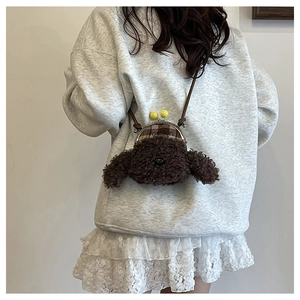 Détail du sac bandoulière chiot en peluche marron avec fermoir rétro et imprimé mode