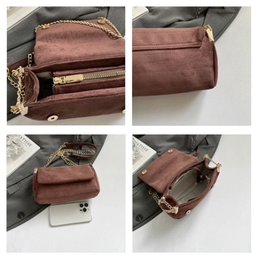 Detailsicht der braunen Wildledertasche mit Goldkette und Innenfächern für Damen