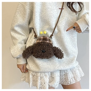 Détail du sac peluche chien teddy marron avec fermoir métal et broderie fashion