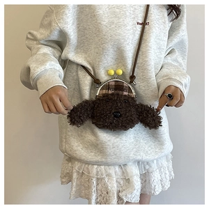 Détail du sac bandoulière en peluche nounours avec charms jaunes et tissu à carreaux