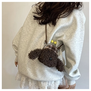 Détail du joli sac bandoulière en peluche chien avec broderie fashion et fermoir métal