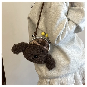 Détail du sac bandoulière chien en peluche avec fermoir métallique et texte fashion