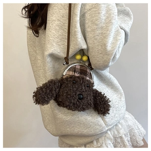 Détail du sac bandoulière en peluche chien teddy avec fermoir vintage et broderie