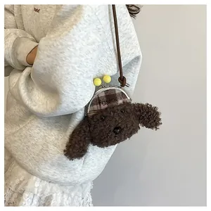 Détail du sac chien en peluche avec fermoir argenté et texture de fourrure brune