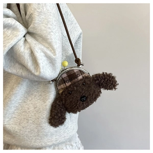 Détail du sac à bandoulière chien en peluche avec fermoir kiss-lock et broderie fashion