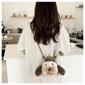 Détail d'un sac bandoulière en peluche chien mignon avec fermoir en métal sur modèle