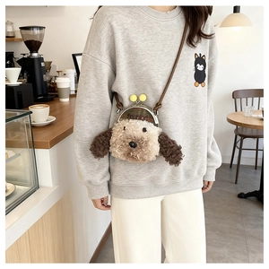 Détail du sac bandoulière en peluche chien avec fermoir doré et boules jaunes
