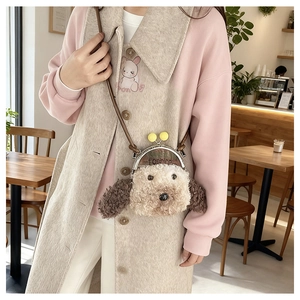 Détail du sac chiot mignon en laine d'agneau avec fermoir doré et bandoulière en cuir