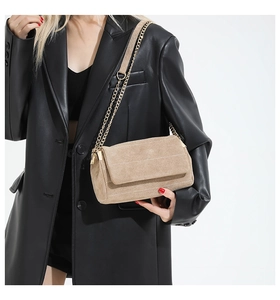 Detailansicht der khakifarbenen Wildledertasche mit Vintage-Kette und feiner Naht
