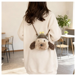 Détail du sac chien en peluche avec fermoir métallique et bandoulière en cuir