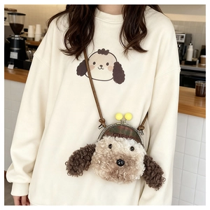 Détail du sac bandoulière chiot en peluche avec fermoir boule jaune et texture douce