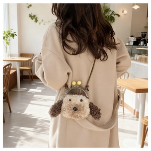 Détail du sac bandoulière chien en peluche avec fermoir en métal doré gravé