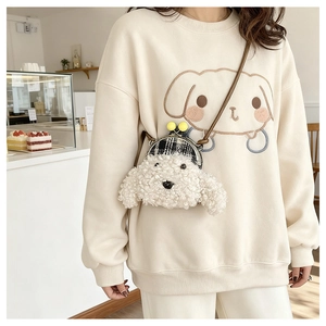 Détail du sac bandoulière chiot en peluche blanche avec boucles jaunes et texture laine